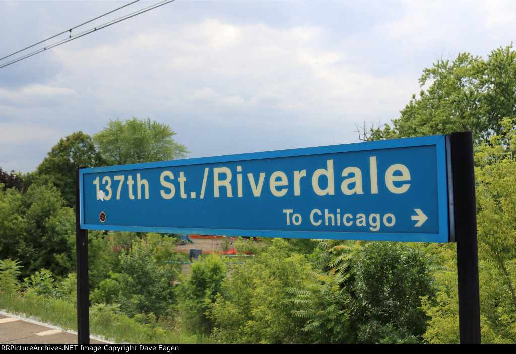 Metra Riverdale sign